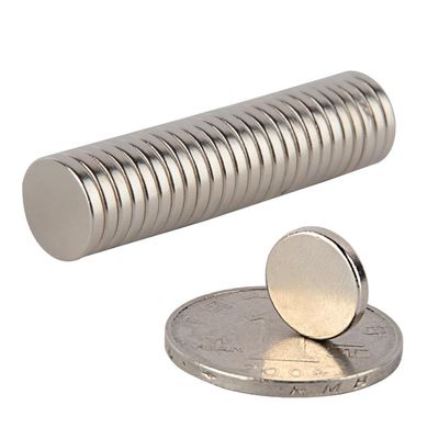 Magnetismo personalizado Direção disco redondo Ímã de neodímio N35 N38 N40 N42 N45 N48 N50 N52