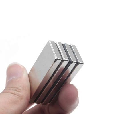 Imã industrial de neodímio-ferro-boro sinterizado 50x25x10 para uma forte capacidade de retenção
