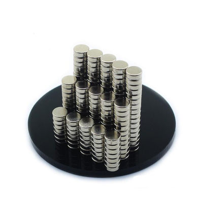 Magnetismo personalizado Direção disco redondo Ímã de neodímio N35 N38 N40 N42 N45 N48 N50 N52