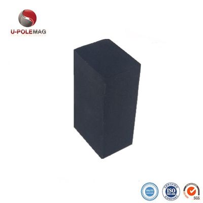 Magnetos retangulares revestidos de neodímio com dois furos de borracha personalizada POT com força total conforme solicitado