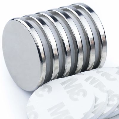 Magnetos de disco de neodímio revestidos com NiCuNi, N35 N42 N48 N52 Magnetos de disco de neodímio com adesivos 3M