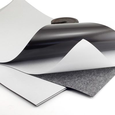 Tempo de condução da amostra 15-18 dias Ímã de borracha Folha magnética flexível com adesivo A4 * 0,75 mm