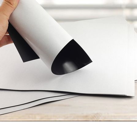 Tempo de condução da amostra 15-18 dias Ímã de borracha Folha magnética flexível com adesivo A4 * 0,75 mm