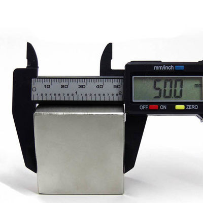 Bloco de ímã industrial Neodímio NdFeb 50x50x25mm com propriedades magnéticas fortes