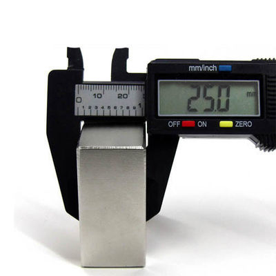 Bloco de ímã industrial Neodímio NdFeb 50x50x25mm com propriedades magnéticas fortes
