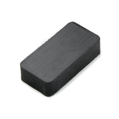 Magnetos de ferrite retangular preto personalizáveis com resistência à dobra Kgf/mm2 de 5-10