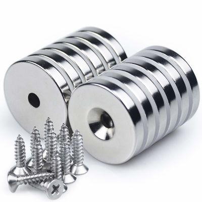 Magnético de neodímio personalizado dourado com buraco contra-penetrante e direção do magnetismo axial