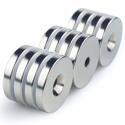 Magnético de neodímio personalizado dourado com buraco contra-penetrante e direção do magnetismo axial