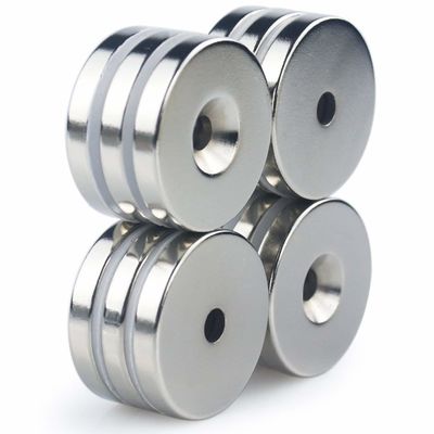Magnético de neodímio personalizado dourado com buraco contra-penetrante e direção do magnetismo axial