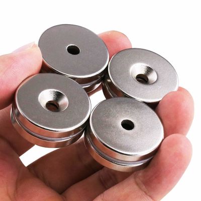 Magnético de neodímio personalizado dourado com buraco contra-penetrante e direção do magnetismo axial