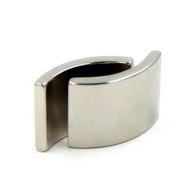 Indústria Imã NdFeB personalizado com grau N52 e direção de magnetismo personalizada