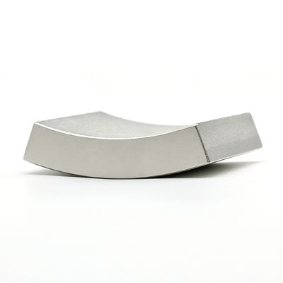 Indústria Imã NdFeB personalizado com grau N52 e direção de magnetismo personalizada