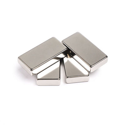 Espessura Magnetismo Direção N52 Grade NdFeB Bloco Ímã de neodímio para Indústria