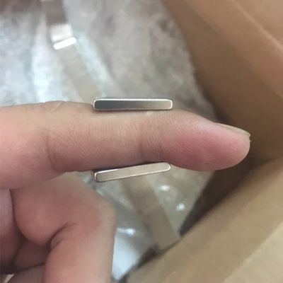 Ímã fino retangular 20x10x3mm 3.3kg Força para temperatura máxima de trabalho 80 Centigrados