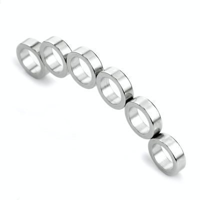 Magnetos de anel compostos magnetizados diametralmente com alta resistência de magnetização